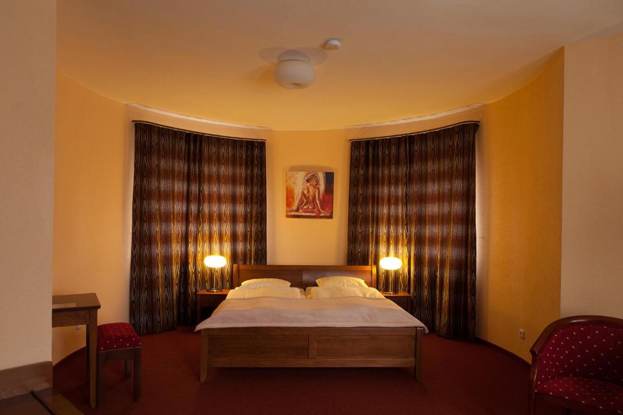 Villa Golf Szliács Szoba fotó